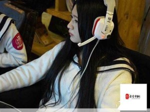 网吧包厢中的泽美少女：如何在激烈游戏中展现极致操作？